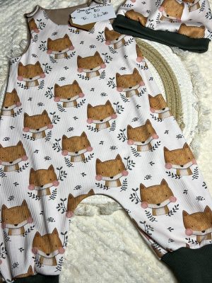 Strampler mit Mütze